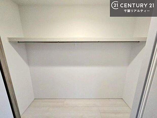 ウォークインクローゼット付きです。たくさんのお洋服などを収納しておけそうですね!他にも扇風機や加湿器など季節物の大きな家電も収納できます。