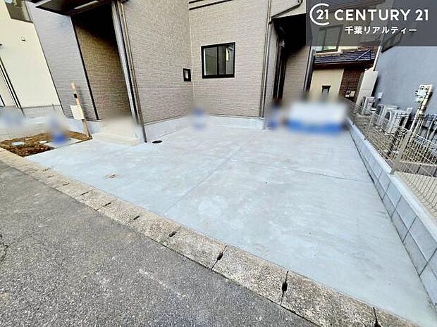 駐車スペースは2台分あります!セカンドカーはもちろん、バイクや自転車なども置き場所に困りません。