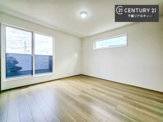 バルコニーに面している洋室です。明るく温もりがあり、換気もしっかりできます!朝起きて、外に出て背伸びをしつつ深呼吸をし良い朝を迎え入れることができます。