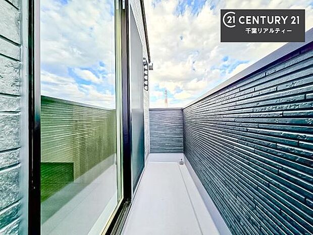 陽当たり良好なバルコニーです!晴れた日には青い空を見渡せる開放的な時間を楽しめます。