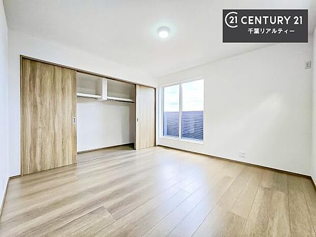 シンプルにデザインされているため、家具を選びません!お気に入りの家具を置いてくつろげる空間を作ることができます。