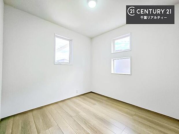 2面採光を確保した明るい室内は、風通しも良く、明るく大変居心地の良い空間となっております。リラックスして過ごせる心地の良いお部屋です!朝の目覚めがスッキリしますね!