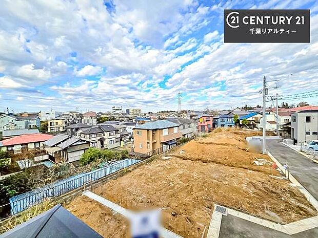 晴れた日には青い空を見渡せる開放的な時間を楽しめます。気持ちの良い風が通り抜ける街並みです!