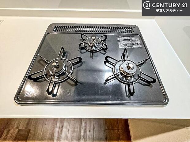 コンロは三口あるのでお料理の同時進行ができます。もちろんグリル付きです。調理スペースも広々している為作業がしやすい!使い勝手が良いシステムキッチンです!