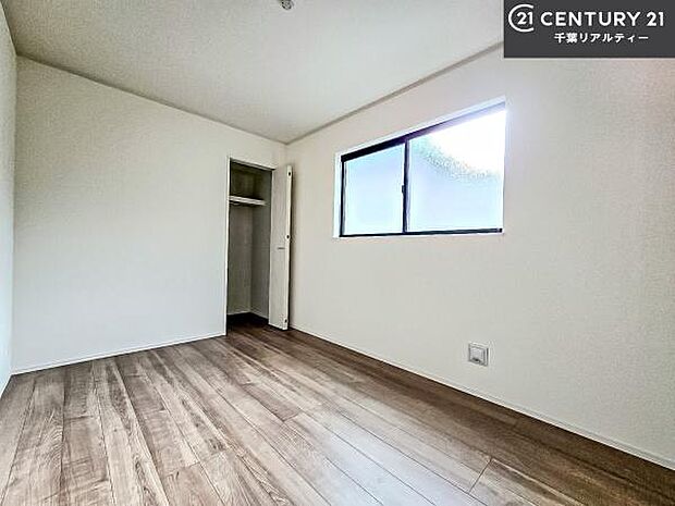 優しい光が差し込む洋室は、朝の目覚めも気持ちが良さそうですね。おうち時間もゆったりと過ごすことができます。