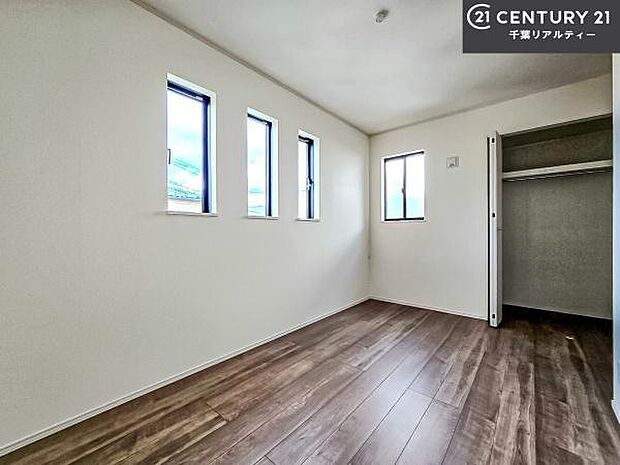 掃き出し窓がないお部屋は、お子様のお部屋としても安心です!収納スペースも充実しているので散らかったお部屋をサッと片付けられます!