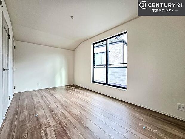 バルコニーに面している洋室です。明るく温もりがあり、換気もしっかりできます!朝起きて、外に出て背伸びをしつつ深呼吸をし良い朝を迎え入れることが出来そうですね!