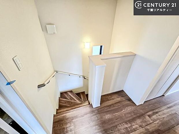 階段は明るく手摺りもついています。お子様やご年配の方も安心してご利用頂けますね。