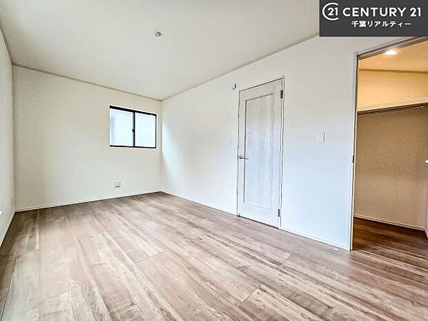 明るい室内は、風通しも良く、明るく大変居心地の良い空間となっております。リラックスして過ごせる心地の良いお部屋です!朝の目覚めがスッキリしますね!