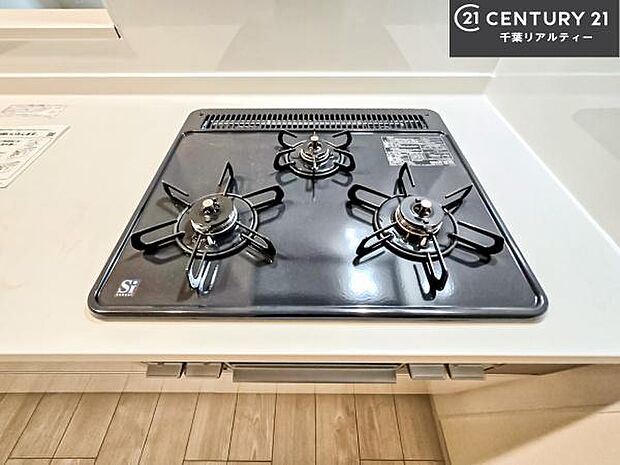 コンロは三口あるのでお料理の同時進行ができます。もちろんグリル付きです。調理スペースも広々している為作業がしやすい!使い勝手が良いシステムキッチンです!