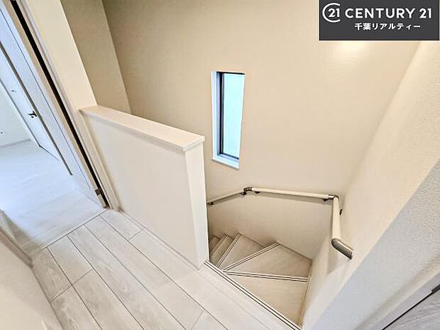 階段は明るく手摺りもついています。お子様やご年配の方も安心してご利用頂けますね。