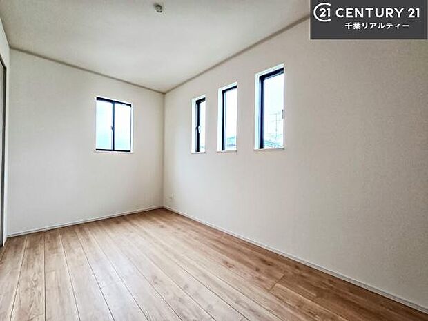 掃き出し窓がないお部屋は、お子様のお部屋としても安心です!収納スペースも充実しているので散らかったお部屋をサッと片付けられます!