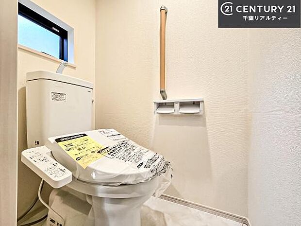 1・2階にトイレがございます!朝の忙しい時間帯も待たずにすみそうですね。白を基調とした清潔感のあるトイレでお手入れがしやすいです!