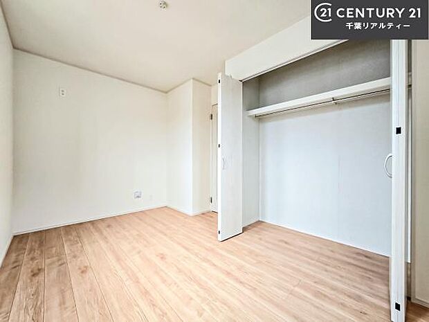 明るい室内は、風通しも良く、明るく大変居心地の良い空間となっております。リラックスして過ごせる心地の良いお部屋です!朝の目覚めがスッキリしますね!