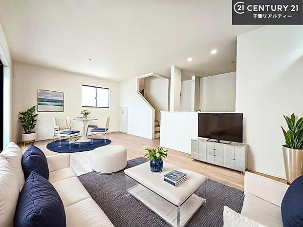 家具はCGパースです。心地良いリビングは家族が自然と集まります。家族団欒の時間が増えそうです。ご家族と、より一層充実した時間を過ごせそうですね。明るく開放的な空間です。