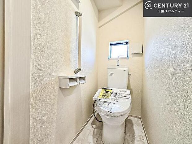 温水洗浄便座につき、冬場は便座が暖かくできるので冷たい便座に座らずに済む嬉しい仕様です!シンプルなカラーを基調としているので、お手入れがしやすいです。