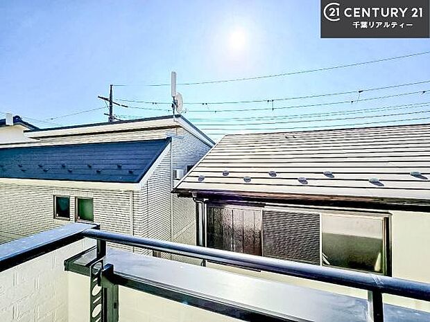 落ち着きある住宅街、周囲には高い建物がなく、緑が多く空が広く開放感があり、陽当りを大きく遮られることもありません。気持ちの良い風が通り抜ける街並みです。