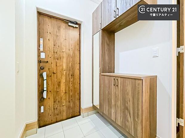 シューズボックス付きなので、玄関が片付きお掃除がしやすいです!スッキリした玄関で戸を開けた瞬間、清潔感のある心地いい空間が出迎えてくれます。