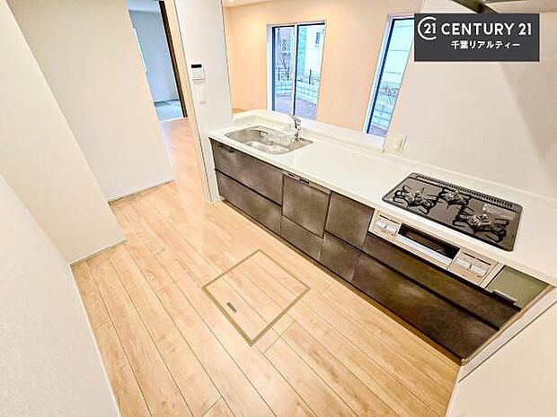 大人気の対面式システムキッチンを採用しています!ご家族のコミュニケーションが自然と増える設計です。お子様にも目が届くので嬉しいですね。広々使えて快適に作業が進みます。