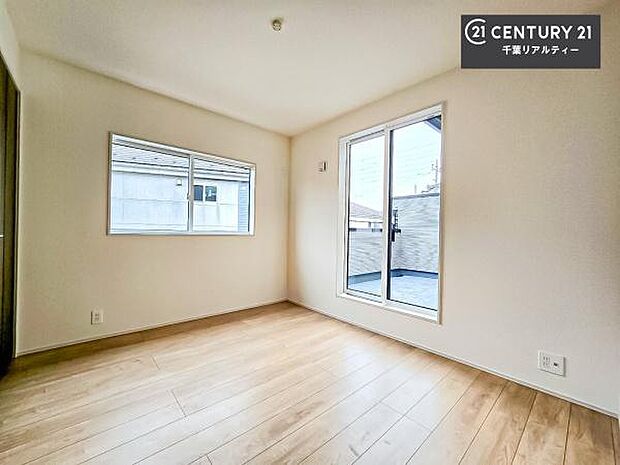 バルコニーに面している洋室です。明るく温もりがあり、換気もしっかりできます!朝起きて、外に出て背伸びをしつつ深呼吸をし良い朝を迎え入れることができます。