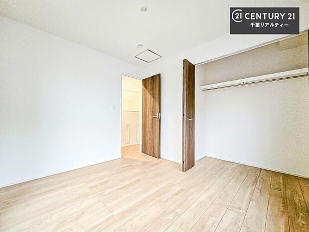 収納スペースを完備しており、衣類やおもちゃ、学用品などをすっきり整理できます。お部屋を広く使えるため、快適で整った住空間を実現します。