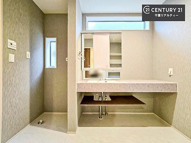 シンプルなオープンタイプの洗面台は、お手入れがしやすく清潔な環境を保つことができて気持ちよくお使いいただけます!デザイン性もありちょっとしたインテリアを置いておしゃれに仕上げることも可能です!