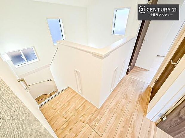 階段は明るく手摺りもついています。お子様やご年配の方も安心してご利用頂けますね。