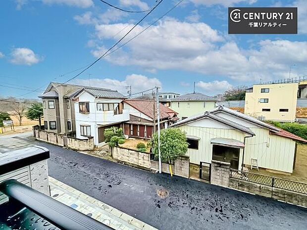 眺望良好なバルコニー。お天気のいい日にはバルコニーへでてリフレッシュするのもいいですね!