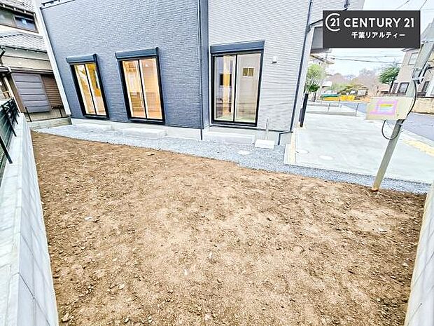 広々とした庭付き。ガーデニングやプール遊び、グランピングなどふたつめのリビングとしてご家族で楽しまれてはいかがでしょうか。