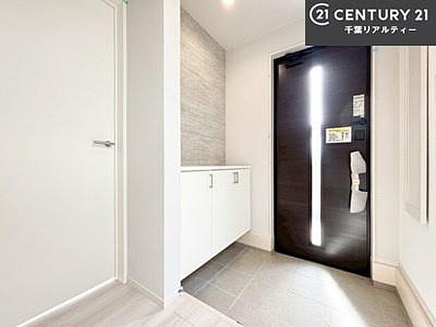 シューズボックス付きなので、玄関が片付きお掃除がしやすいです!スッキリした玄関で戸を開けた瞬間、清潔感のある心地いい空間が出迎えてくれます。