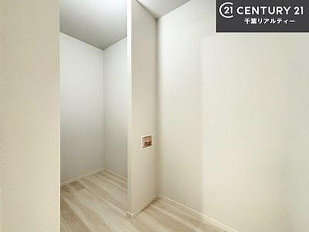 ウォークインクローゼット付きです。たくさんのお洋服などを収納しておけそうですね!他にも扇風機や加湿器など季節物の大きな家電も収納できます。