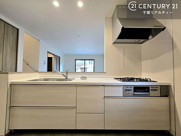 大人気の対面式システムキッチンを採用しています!ご家族のコミュニケーションが自然と増える設計です。お子様にも目が届くので嬉しいですね。広々使えて快適に作業が進みます。