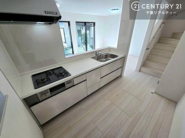 大人気の対面式システムキッチンを採用しています!ご家族のコミュニケーションが自然と増える設計です。お子様にも目が届くので嬉しいですね。広々使えて快適に作業が進みます。