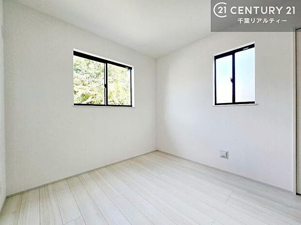 掃き出し窓がないお部屋は、お子様のお部屋としても安心です!収納スペースも充実しているので散らかったお部屋をサッと片付けられます!