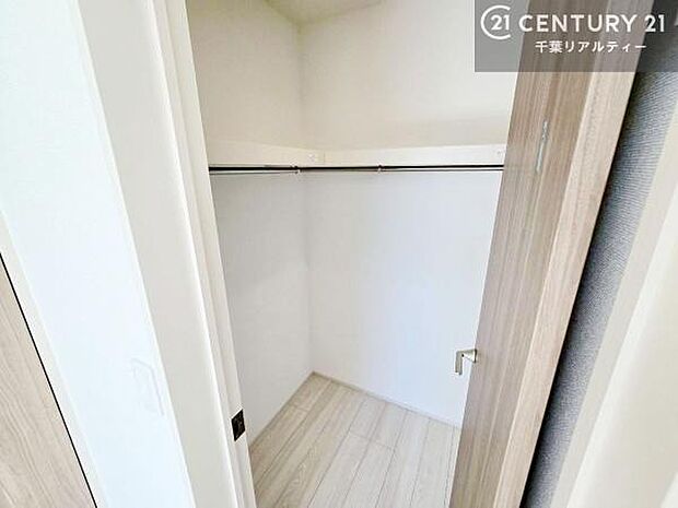 ウォークインクローゼット付きです。たくさんのお洋服などを収納しておけそうですね!他にも扇風機や加湿器など季節物の大きな家電も収納できます。
