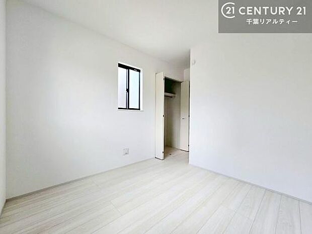 シンプルにデザインされているため、家具を選びません!お気に入りの家具を置いてくつろげる空間を作ることができます。