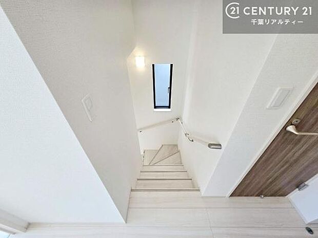 階段は明るく足元がしっかりと見えて安心!お子様やご年配の方も安心してご利用頂けますね。