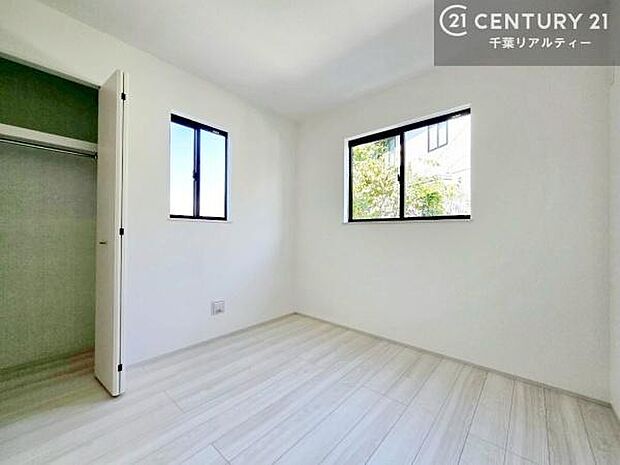 掃き出し窓がないお部屋は、お子様のお部屋としても安心です!収納スペースも充実しているので散らかったお部屋をサッと片付けられます!