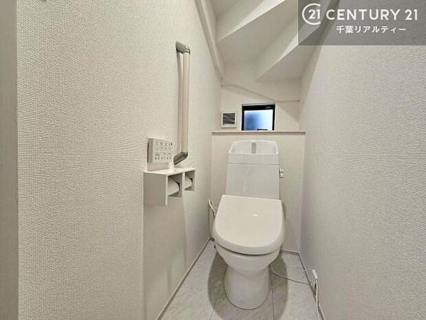 1・2階にトイレがございます!朝の忙しい時間帯も待たずにすみそうですね。白を基調とした清潔感のあるトイレでお手入れがしやすいです!