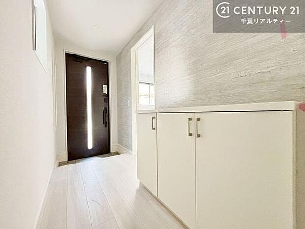 玄関を開けた瞬間、センスが伝わる。上質なアクセントクロスが空間に彩りと個性を添え、訪れる人に強い印象を残します。