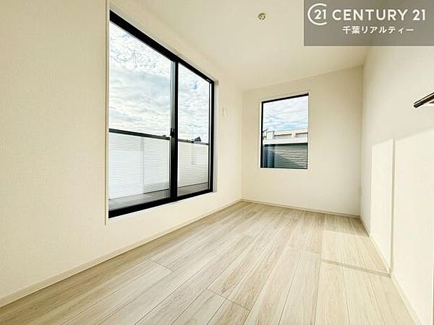 洋室4.2帖は南西向きで明るい居室です。2面採光で換気もしっかり行き届きます。