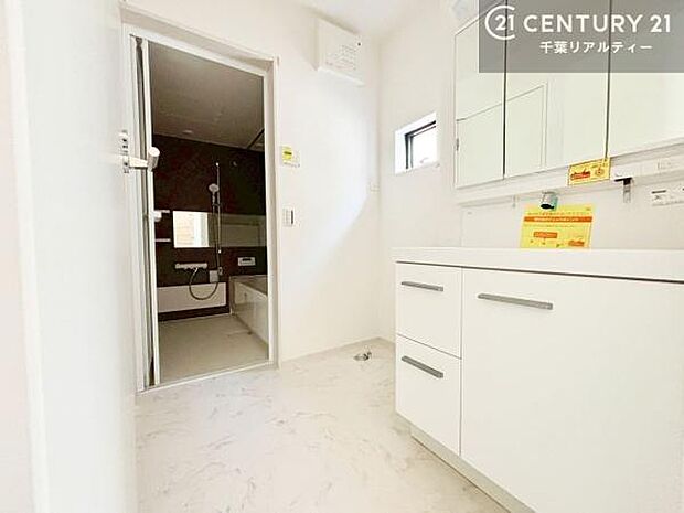 三面鏡仕様の洗面所は、身だしなみがしやすい造り!裏は収納になっています。ドライヤーやお化粧道具を片付けられるので洗面台周りをスッキリと見せることが出来ます!