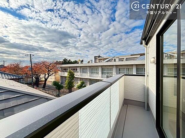 3階建てのバルコニーは心地よい日差しを浴びながらのひとときや、夜風に当たりながらのリラックスタイムに最適。洗濯物や布団干しも快適に行え、実用性と快適性を兼ね備えた魅力的なスペースです。