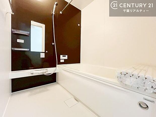 落ち着きある大人の雰囲気のバスルームは、味が出ていてバスタイムが充実!お仕事頑張っているご褒美にお好みの匂いの入浴剤を入れて、楽しんでみてはいかがでしょうか?