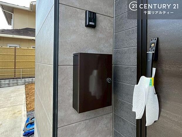 郵便ポスト一体型の宅配ボックス付きで不在時でも荷物が受け取れてとっても便利!家にいなきゃいけないストレス回避!再配達の手間が省けます!
