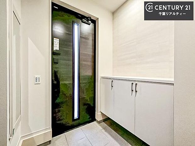 シューズボックス付きなので、玄関が片付きお掃除がしやすいです!スッキリした玄関で戸を開けた瞬間、清潔感のある心地いい空間が出迎えてくれます。