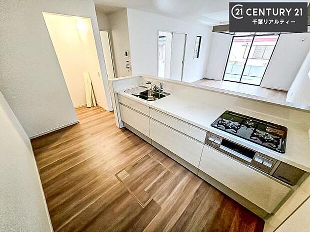 大人気の対面式システムキッチンを採用しています!ご家族のコミュニケーションが自然と増える設計です。お子様にも目が届くので嬉しいですね。広々使えて快適に作業が進みます。