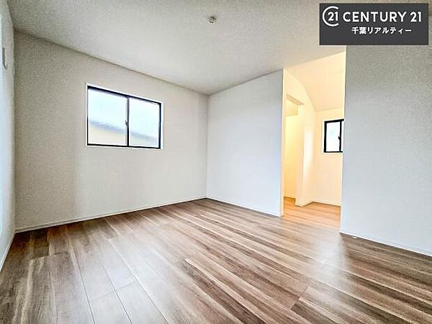 収納スペースを完備しており、衣類やおもちゃ、学用品などをすっきり整理できます。お部屋を広く使えるため、快適で整った住空間を実現します。