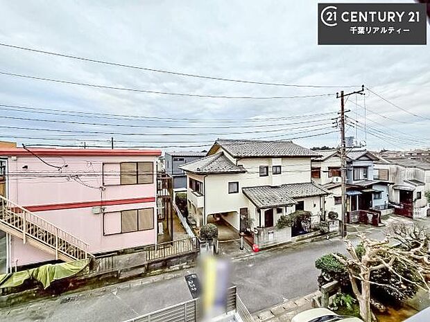 晴れた日には青い空を見渡せる開放的な時間を楽しめます。気持ちの良い風が通り抜ける街並みです!