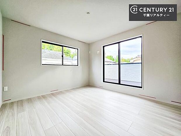 バルコニーに面している洋室です。明るく温もりがあり、換気もしっかりできます!朝起きて、外に出て背伸びをしつつ深呼吸をし良い朝を迎え入れることが出来そうですね!